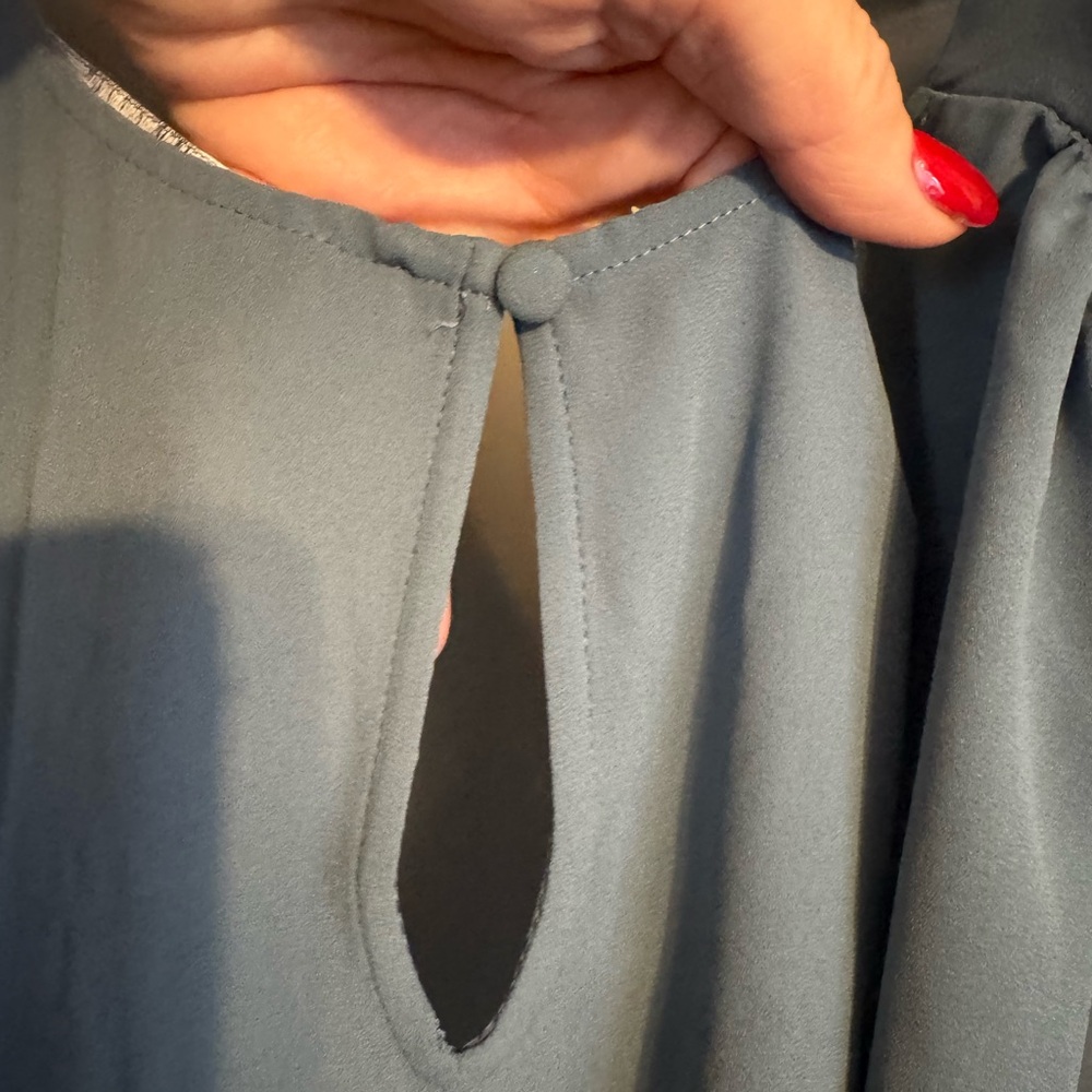 NWT WHBM  RETAIL:  $79   Twist Neckline Keyhole Top XLARGE     #4 - Picture 10 of 11